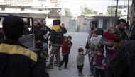 Syrian's flee their homes in the town of Beit Sawa in Syria's besieged eastern Ghouta region on March 4, 2018, following reported air strikes.  AFP / Abdulmonam Eassa