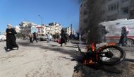 Panicked residents run following an air strike by pro-regime forces in the nothwestern Syrian city of Idlib on January 11, 2020. / AFP / Omar HAJ KADOUR