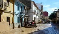 People clear mud and debris in Paiporta, in the region of Valencia, eastern Spain, on November 10, 2024. Photo by JOSE JORDAN / AFP