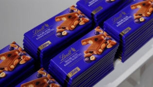 Raisins noisettes chocolates are displayed during the annual news conference of Swiss chocolatier Lindt & Spruengli in Kilchberg, Switzerland March 5, 2019. Reuters/Arnd Wiegmann