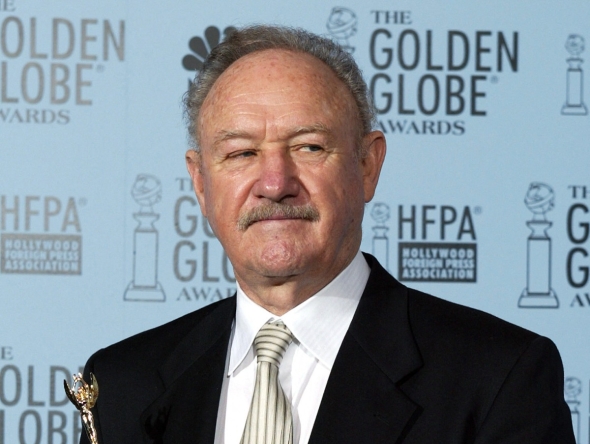  Actor Gene Hackman holds the Cecile B. DeMille Award at the 60th Annual Golden Globe Awards 19 January 2003 in Beverly Hills, California. Photo by HECTOR MATA / AFP