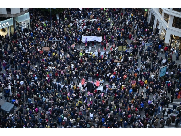 People gather during a demonstration to protest the regional government's response and call for the resignation of Valencia regional president Carlos Mazon, four months after devastating floods in Valencia, eastern Spain, on March 01, 2025. (Photo by JOSE JORDAN / AFP)
