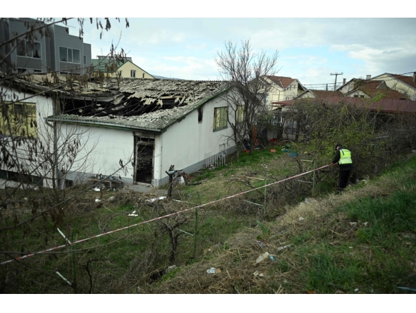 Police officers establish a perimeter with caution tape around a nightclub where a deadly fire broke out a day prior, in Kocani on March 17, 2025. (Photo by Robert ATANASOVSKI / AFP)