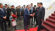 This handout photo taken and released by Malaysia's Department of Information on April 15, 2025 shows Malaysia's Prime Minister Anwar Ibrahim (C) shaking hands with China's President Xi Jinping (R) upon his arrival at the Bunga Raya VIP complex of Kuala Lumpur International Airport in Sepang. (Photo by Farhan ABDULLAH / MALAYSIA'S DEPARTMENT OF INFORMATION / AFP)