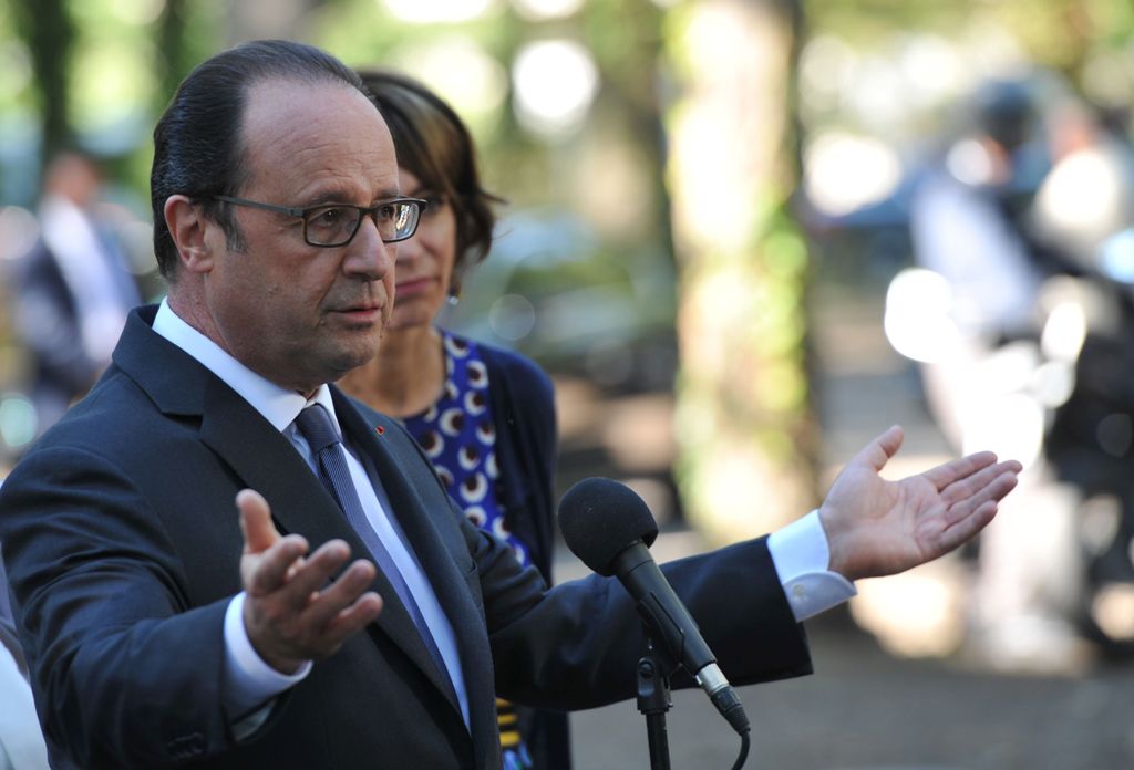 French President Francois Hollande holds a press conference after visiting a Shelter and Orientation center for migrants on September 24, 2016 in Tours. / AFP / GUILLAUME SOUVANT