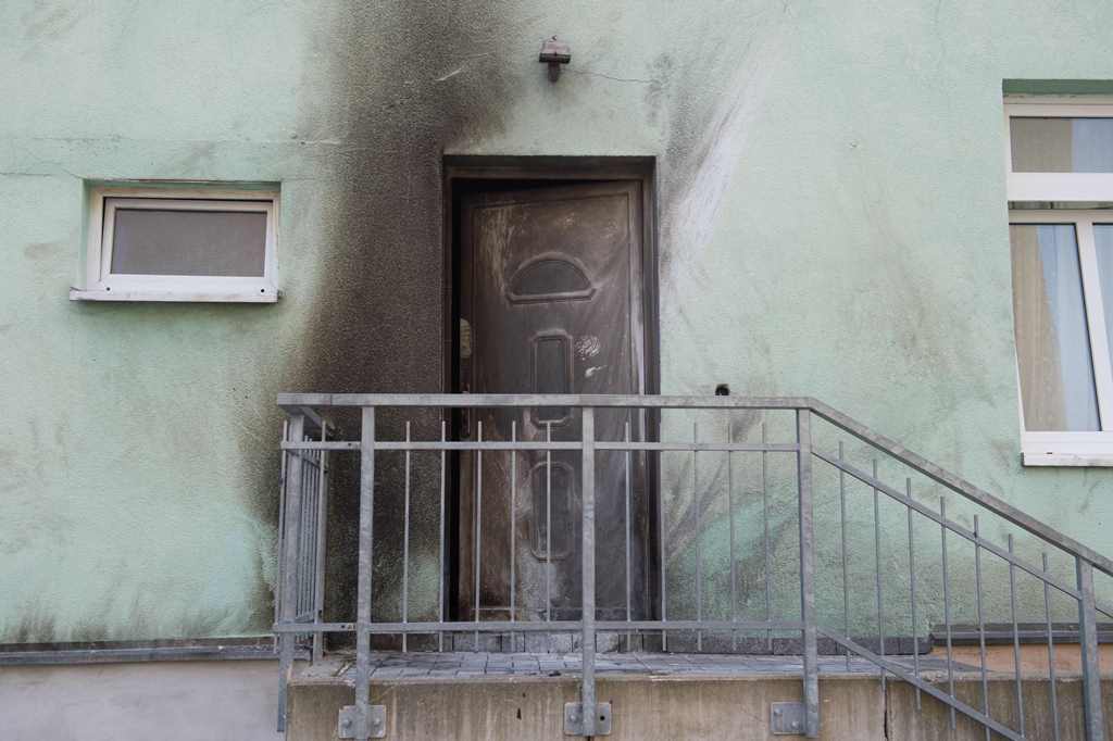 Traces of smoke can be seen after a bomb attack at the entrance to the Fatih Camii Mosque in Dresden, eastern Germany. Germany OUT / AFP / dpa / Sebastian Kahnert