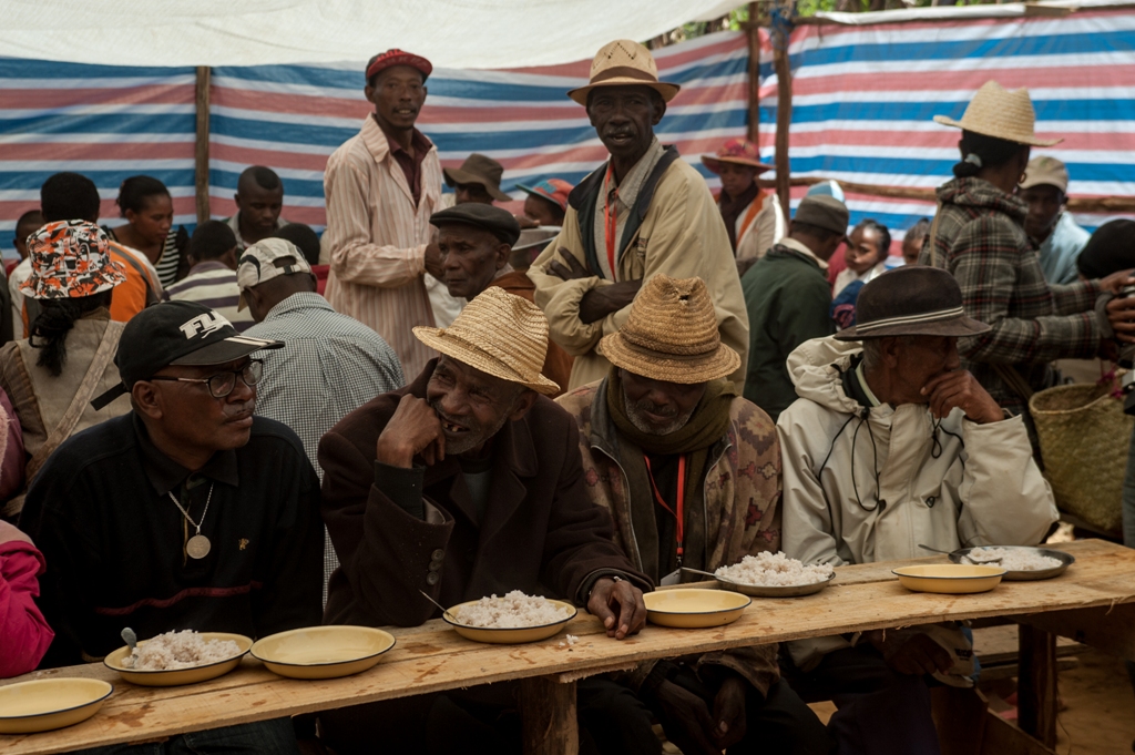 ANTANANARIVO, MADAGASCAR - OCTOBER 5: Madagascarian people are seen during their traditional exhumation ceremony in Nanjakana Morarano village of Antananarivo's Ambohitseheno city of Madagaskar on October 5, 2016. ( Rafalia Henitsoa - Anadolu Agency )