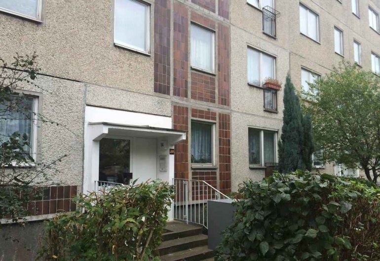 A view of a residential bulding in Leipzig, Germany October 10. 2016 where German police had captured a man suspected of planning a bomb attack. REUTERS/Oliver Ellrodt