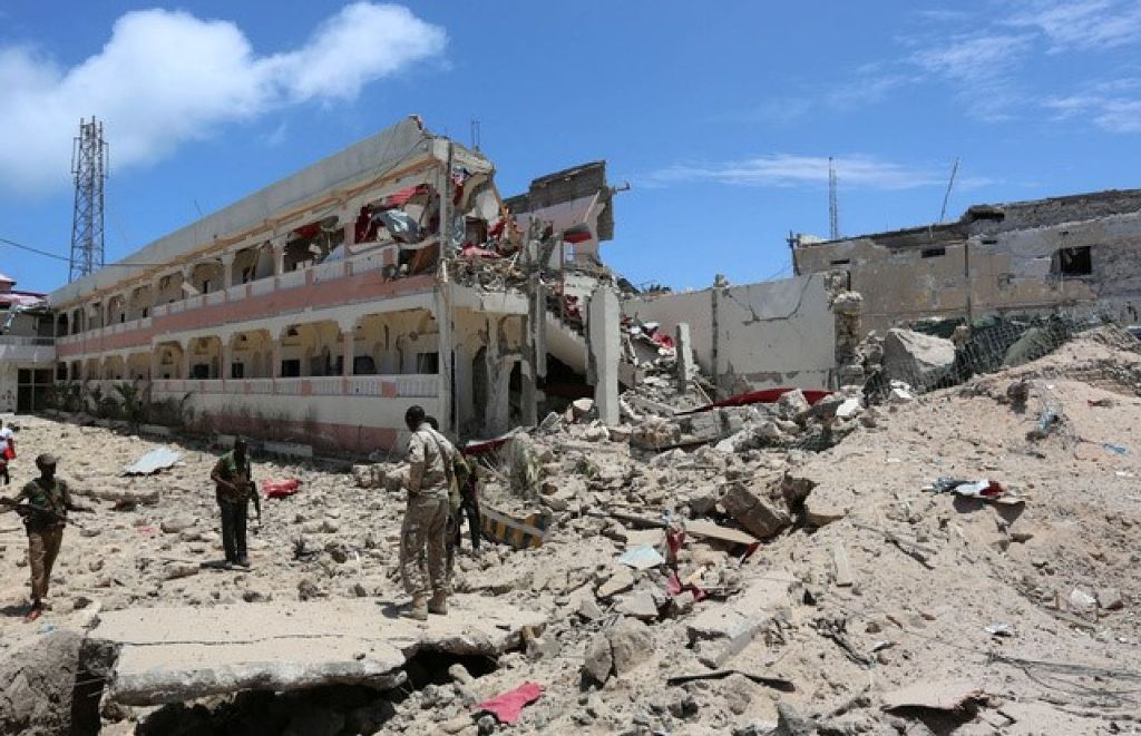 Security forces stand at the SYL hotel that was partly destroyed following a car bomb claimed by al Shabaab Islamist militants outside the president's palace in the Somali capital of Mogadishu. Photo: Reuters.