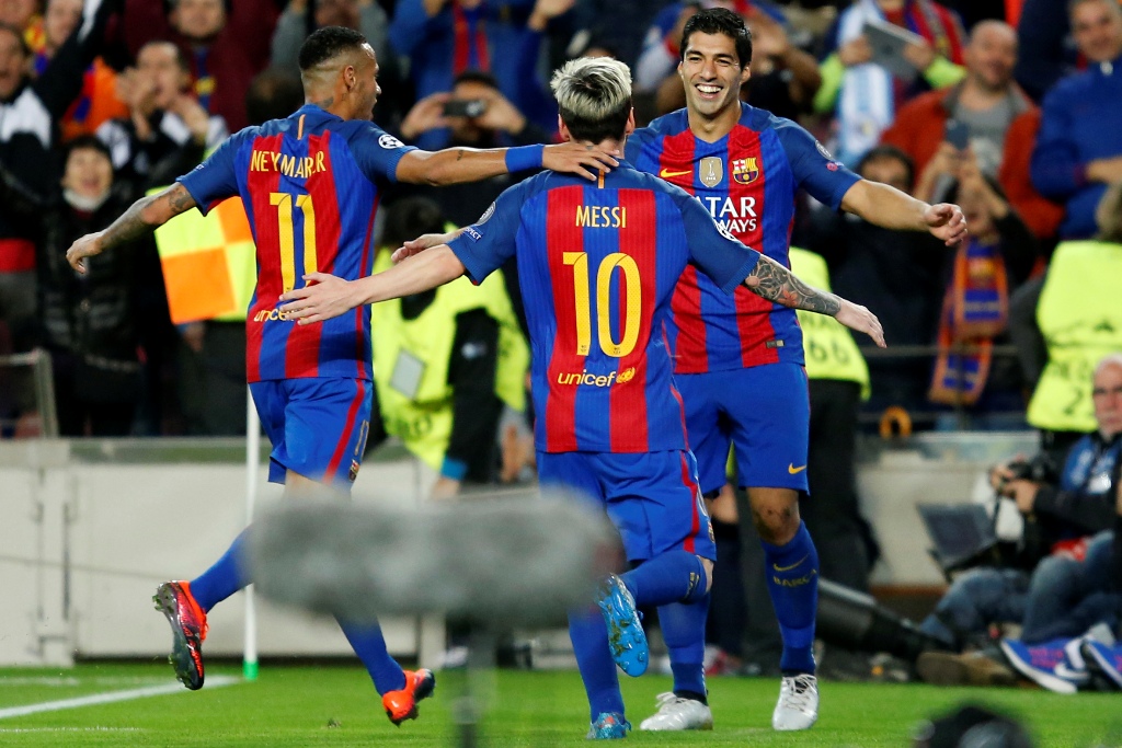 Barcelona's Argentinian forward Lionel Messi (C) celebrates a goal with Barcelona's Brazilian forward Neymar (L) and Barcelona's Uruguayan forward Luis Suarez during the UEFA Champions League football match FC Barcelona vs Manchester City at the Camp Nou 