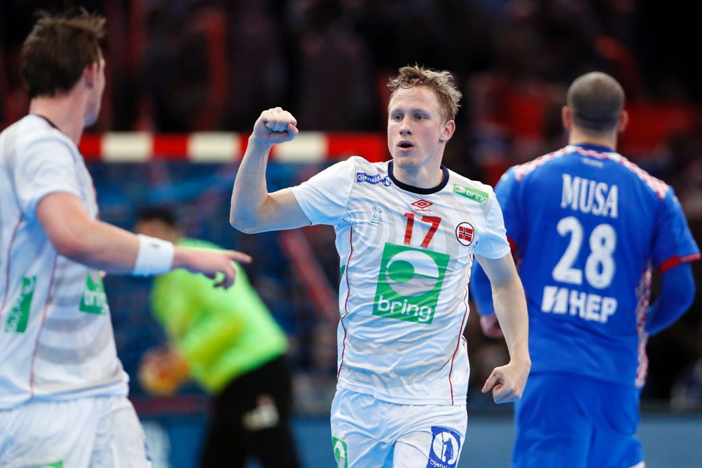 Norway's left wing Magnus Jondal celebrates a goal during the 25th IHF Men's World Championship 2017 semi-final handball match Croatia vs Norway on January 27, 2017 at the Accorhotels Arena in Paris. / AFP / THOMAS SAMSON
