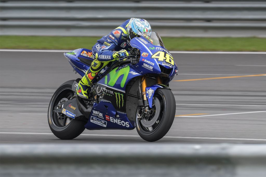 Movistar Yamaha MotoGP's Italian rider Valentino Rossi rides his bike during the second day of 2017 MotoGP pre-season test at the Sepang International Circuit on January 31, 2017. / AFP / MOHD RASFAN
