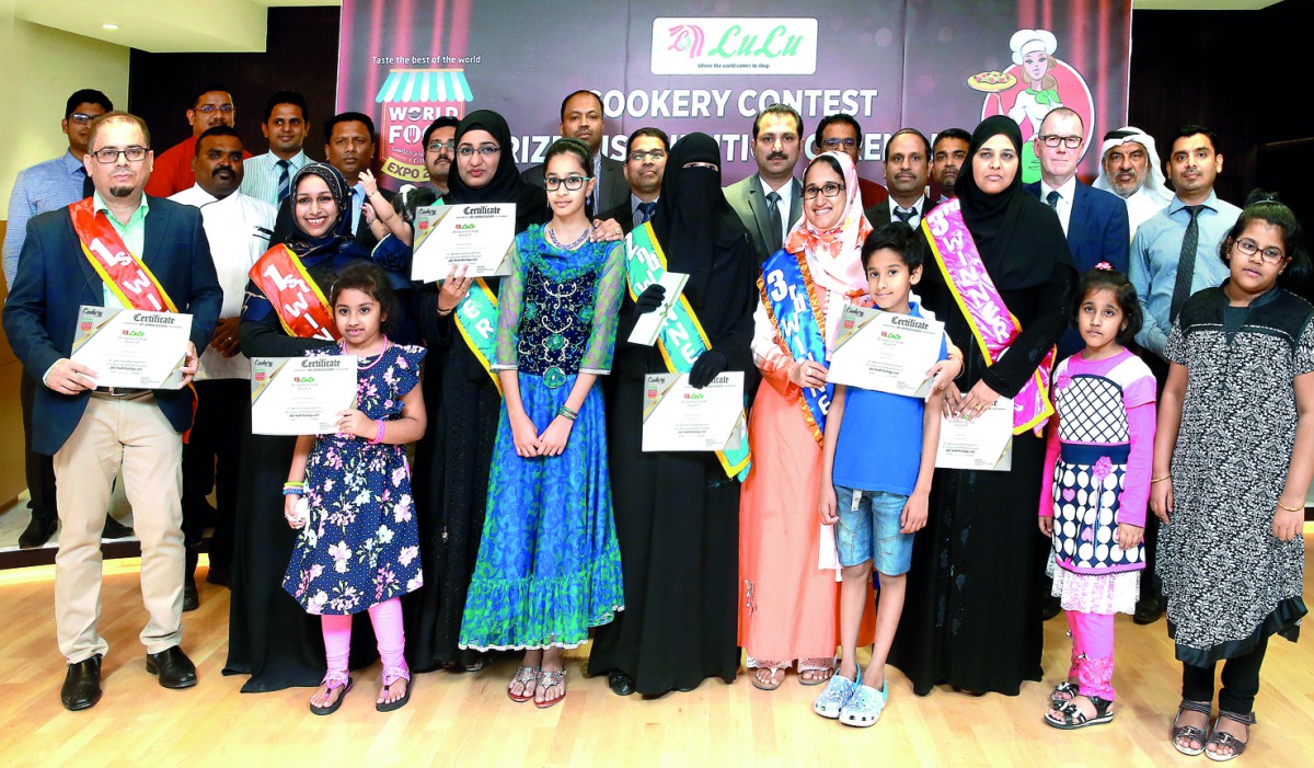 Lulu Group officials with the award winners.