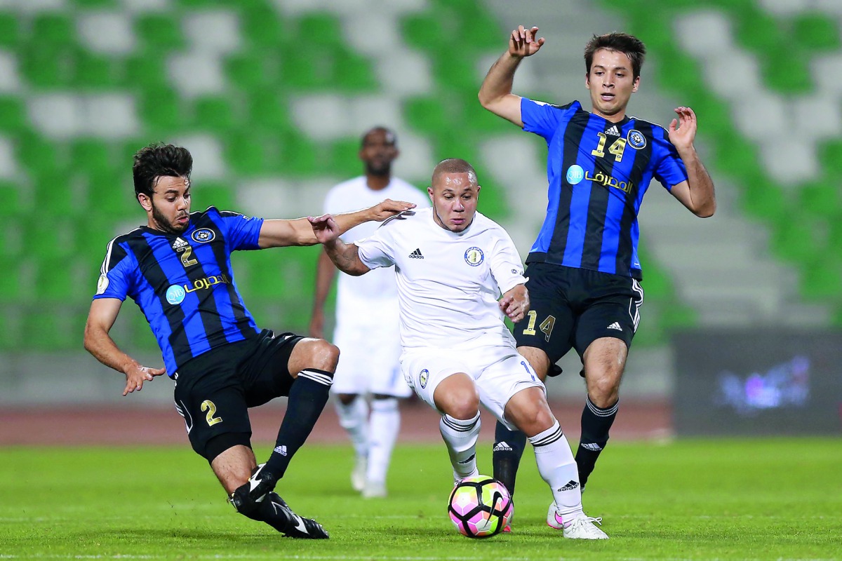 Players vie for the ball possession during the 2017 Emir Cup   pre-quarter-final match between Al Khor and Al Sailiyah, played at Hamad bin Khalifa Stadium yesterday.
