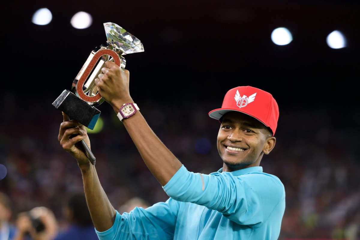 Qatar's Mutaz Essa Barshim poses with the Diamond Trophy after victory in the men's high jump during the IAAF Diamond League Athletics Weltklasse meeting in Zurich on August 24, 2017. / AFP / Fabrice COFFRINI

