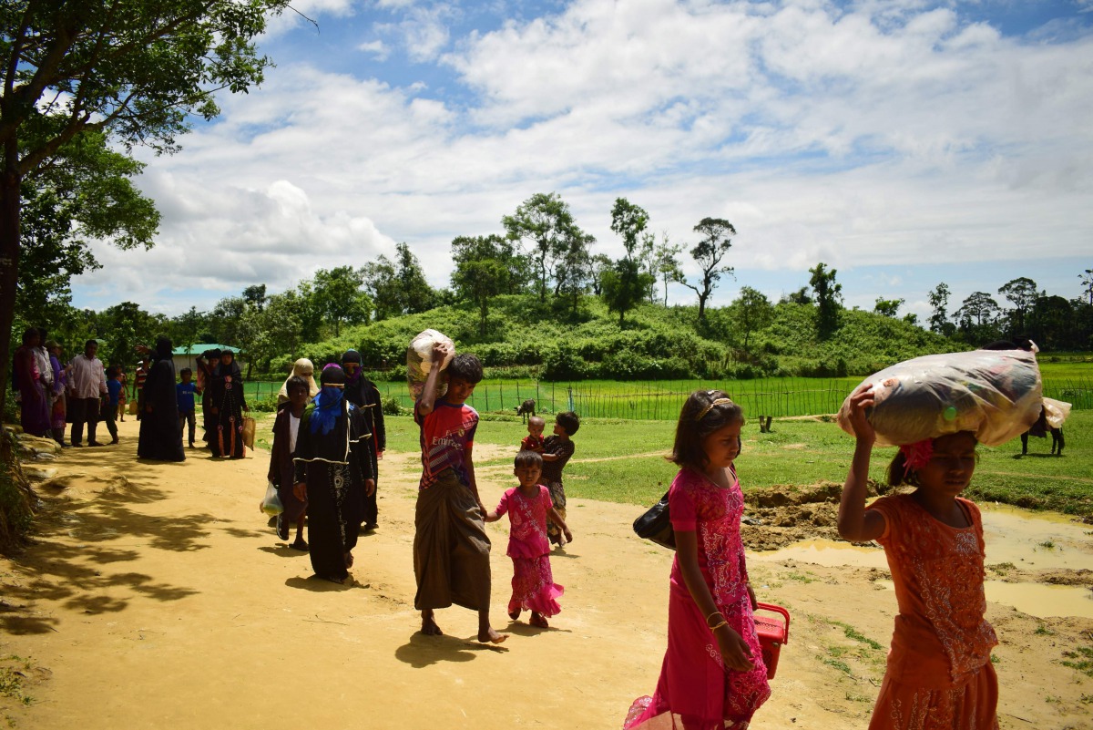 Rohingya refugees walk pass Balukhali refugee camp near Myanmar border in Bangladesh on August 27, 2017 (AFP / Sam Jahan) 
