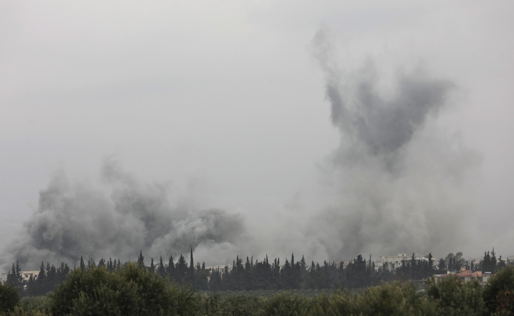 Smoke billows during fighting between Turkish-led forces and Syrian Kurdish fighters, on the outskirts of the town of Jandairis, in the region of Afrin, near the Turkish border on March 7, 2018.  AFP / OMAR HAJ KADOUR
