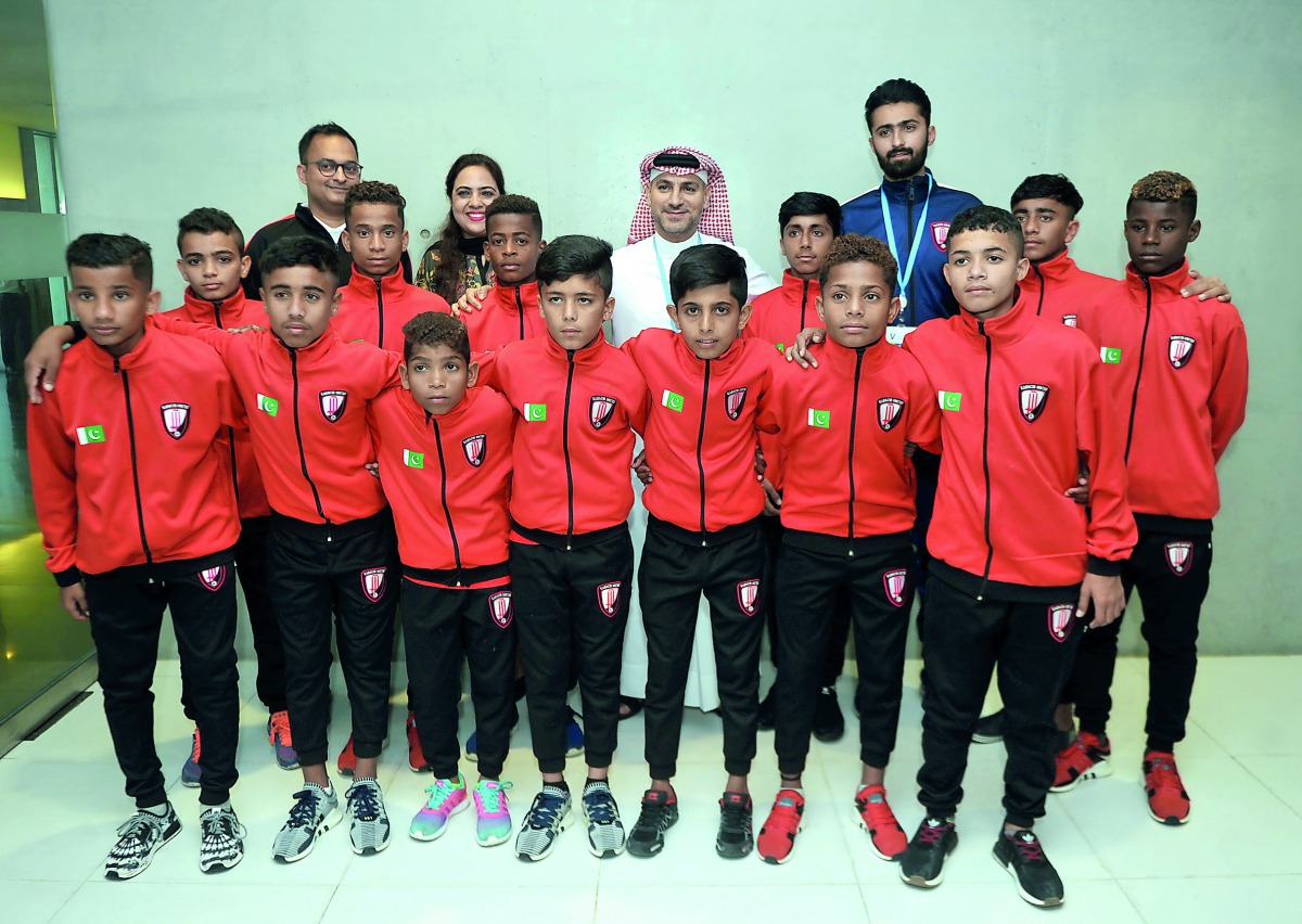 Abdulla Bukhowa, (centre, back) CEO of Standard Chartered Bank (SCB), Qatar, Karachi United’s Director Imran Ali (left, back) and SCB’s Associate Director, Communications Corporate Affairs, Tasneem Mirza (second left, back) pose for a group photo with Kar