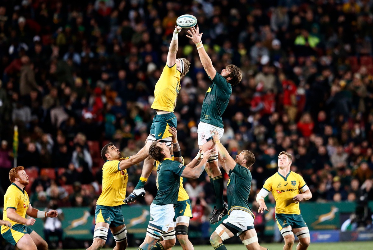 Australia's Izack Rodda (L) and South Africa's Lood de Jager (R) fight for the ball during the 2019 Rugby Championship match, South Africa v Australia, at the Emirates Airline Park in Johannesburg, on July 20, 2019. / AFP / Phill Magakoe
