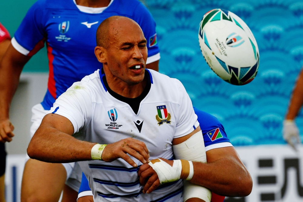 Italy's number Sergio Parisse is tackled during the Japan 2019 Rugby World Cup Pool B match between Italy and Namibia at the Hanazono Rugby Stadium in Higashiosaka on September 22, 2019. / AFP / Filippo Monteforte 