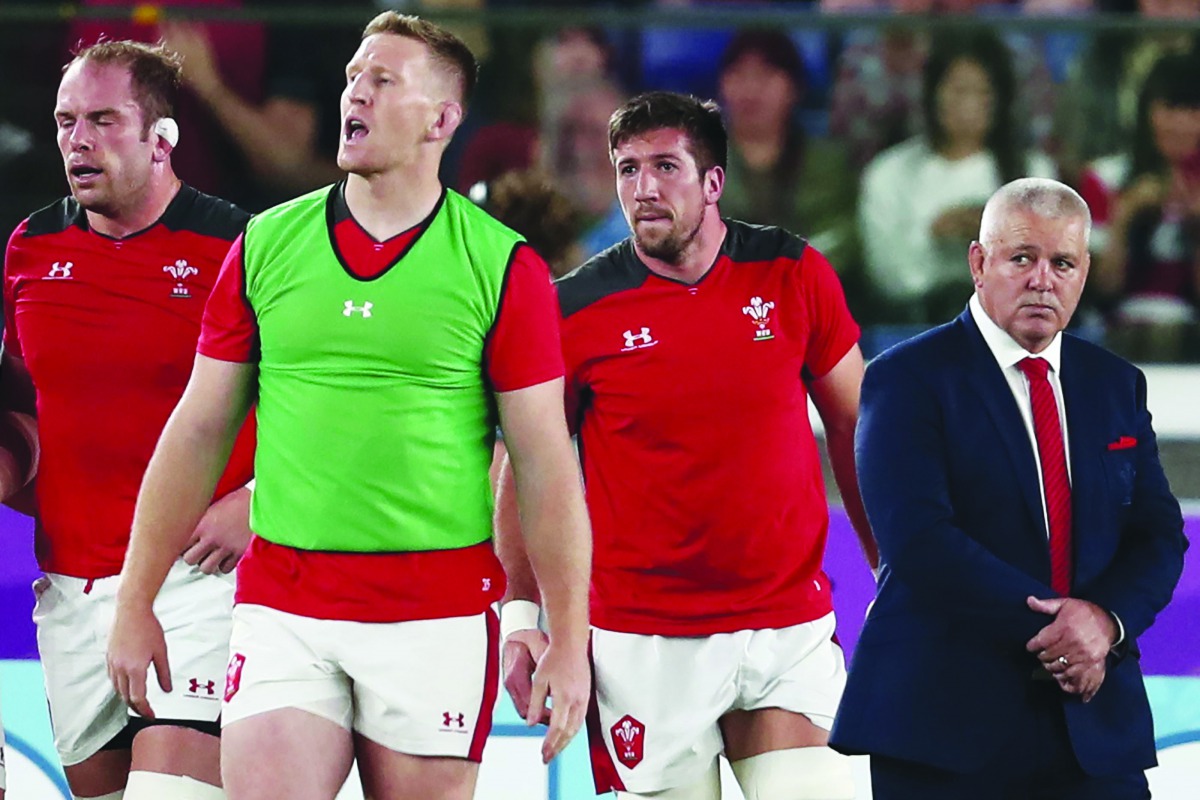 Wales' head coach Warren Gatland (R) looks on with his team before the Japan 2019 Rugby World Cup semi-final match between Wales and South Africa at the International Stadium Yokohama in Yokohama on October 27, 2019.  AFP / Behrouz Mehri
