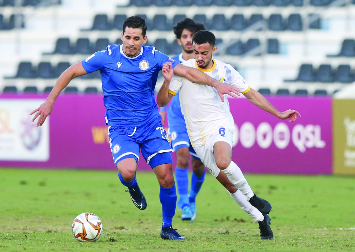 Al Khor’s Tiago Bezerra (left) vies for the ball during yesterday’s Ooredoo Cup Group B match against 
Al Gharafa. 