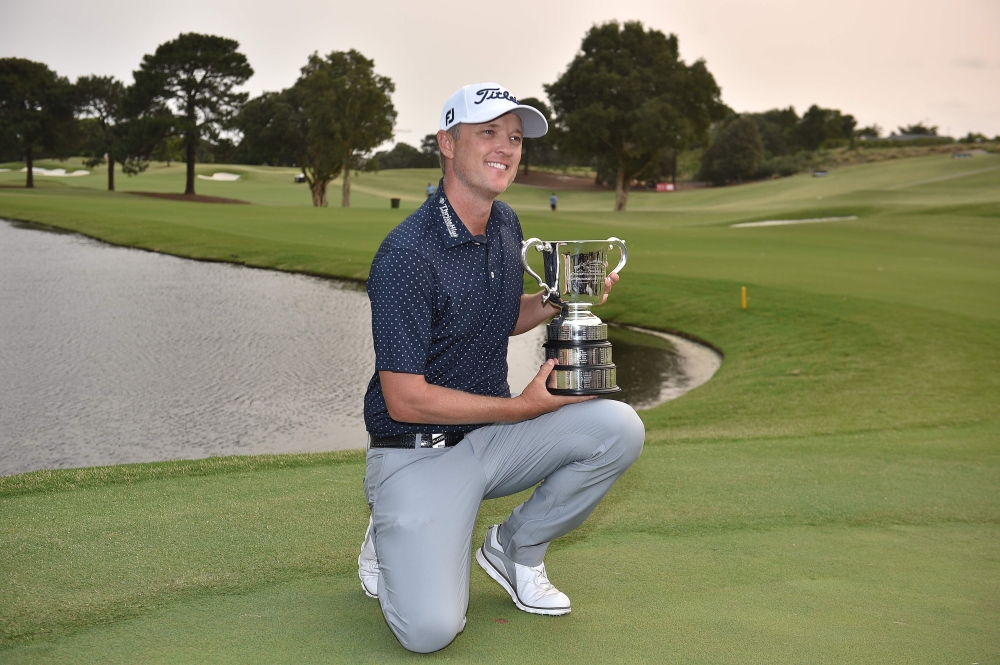 :Australian golfer Matt Jones holds the trophy after winning the Australian Open golf tournament at the Australian Golf Club in Sydney on December 8, 2019. / AFP / PETER PARKS / 