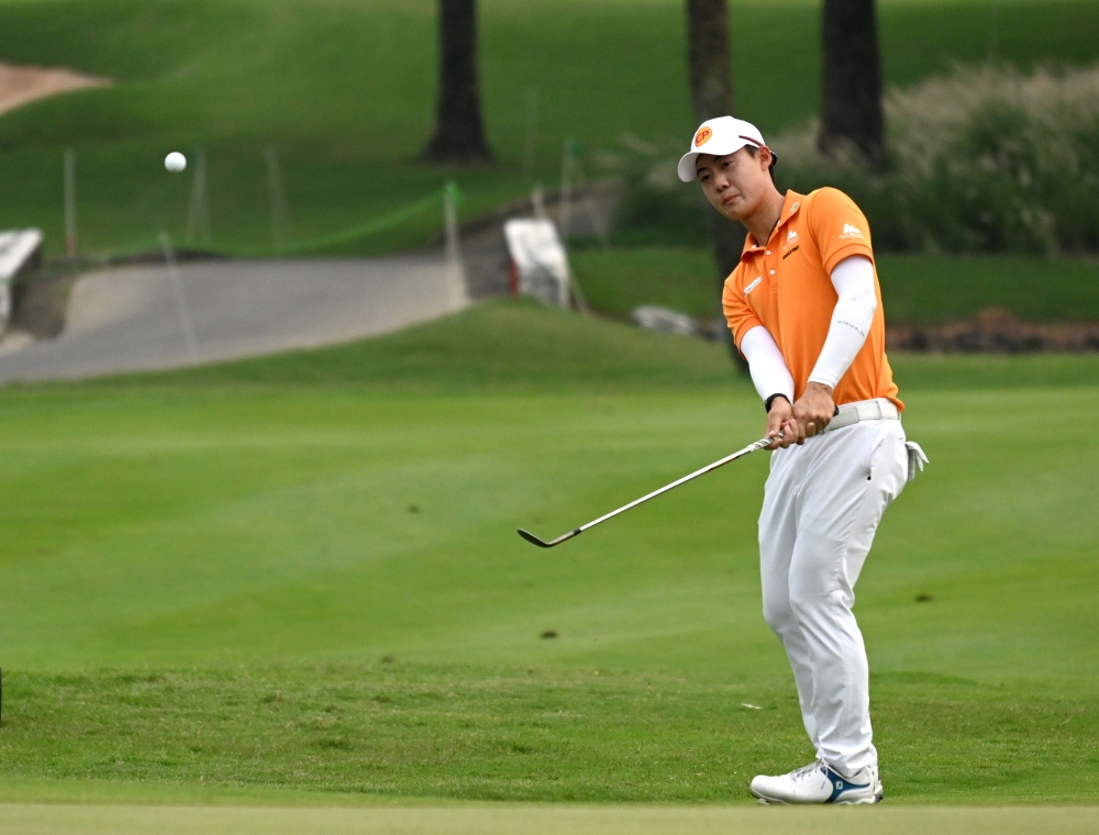 (FILES) This file photo taken on December 15, 2019 shows Jazz Janewattananond of Thailand chipping onto the 17th green during the final round of the BNI Indonesian Masters golf tournament at the Royale Jakarta Golf Club in Jakarta. AFP / GOH CHAI HIN