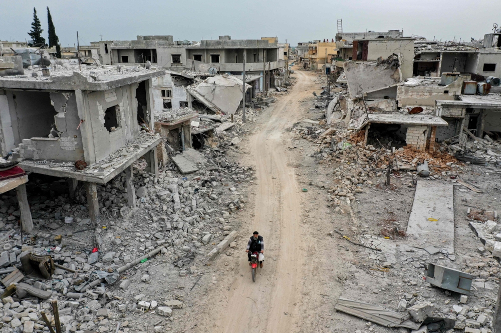 This picture taken on March 12, 2020 shows an aerial view of the town of Afis, which has sustained widespread destruction due to heavy fighting and air-strikes by pro-Syrian regime forces, in the northwestern Idlib province. / AFP / Omar HAJ KADOUR