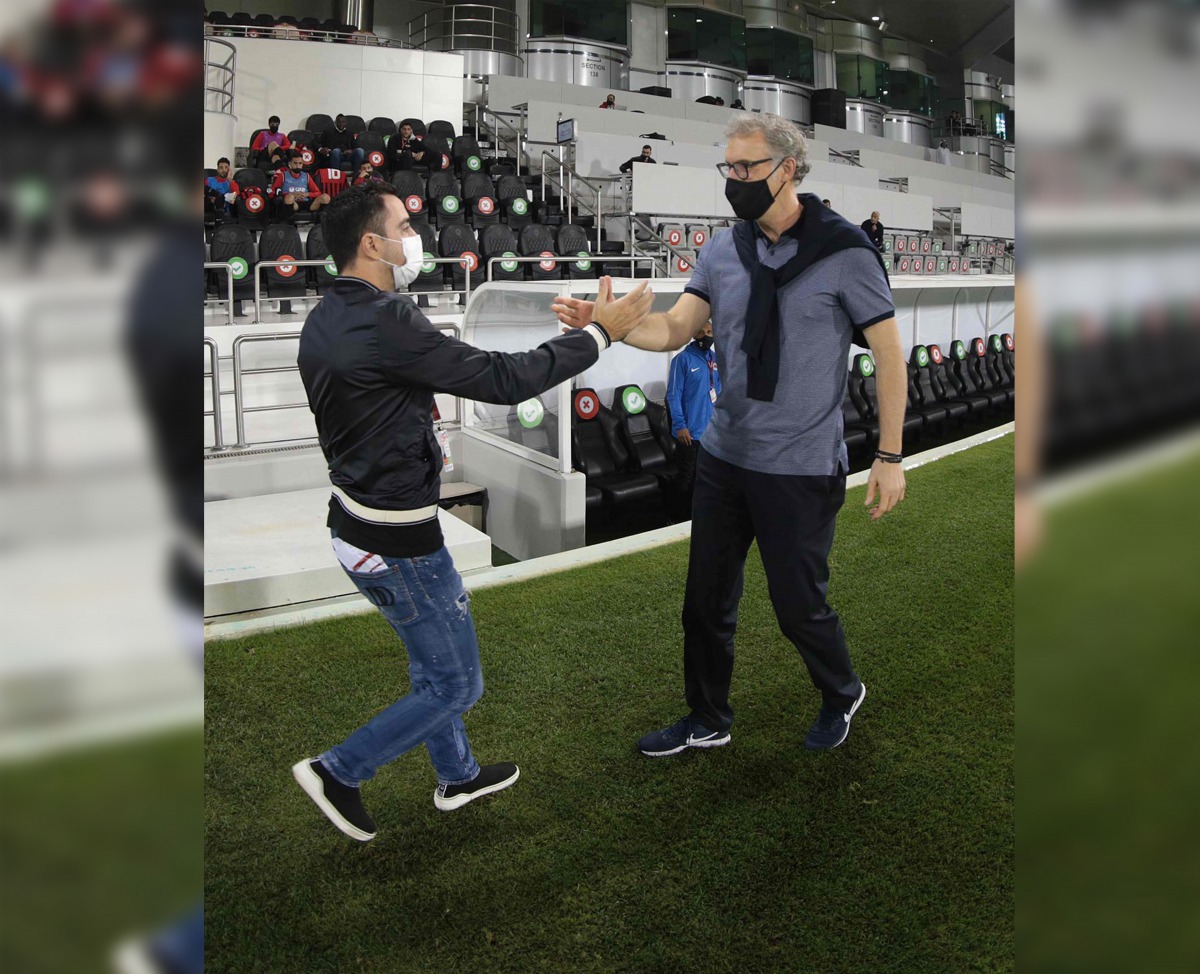 Al Sadd’s coach Xavi Hernandez greets Al Rayyan’s new coach Laurent Blanc during their QNB Stars League match, played at the Jassim Bin Hamad Stadium, yesterday.