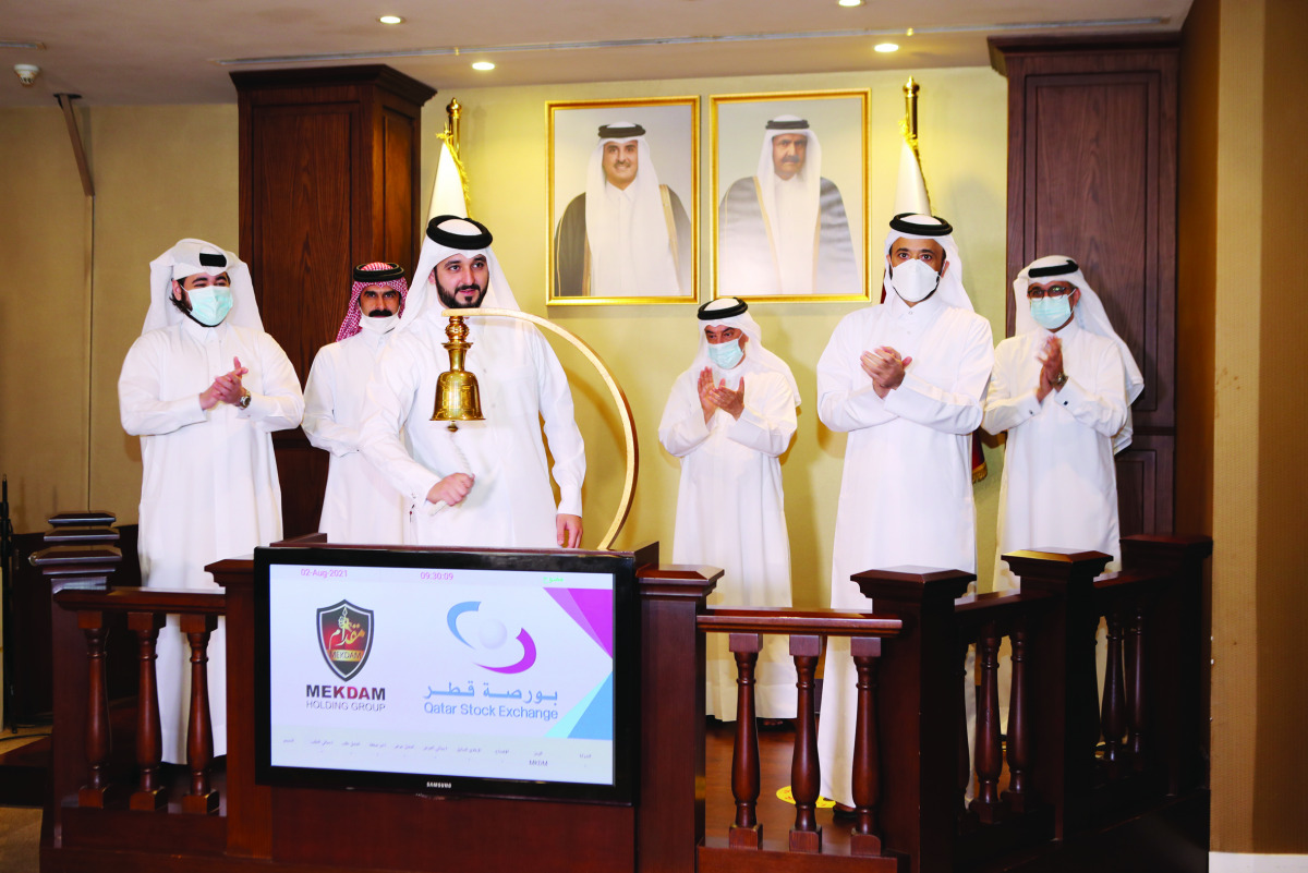 Chairman of Mekdam Holding Group, Sheikh Mohammad bin Nawaf Al Thani (third left) and Director of Qatar Stock Exchange’s Listing Department, Abdulaziz Nasser Al Emadi with other officials during the first trading day of Mekdam at the QSE Venture Market ye