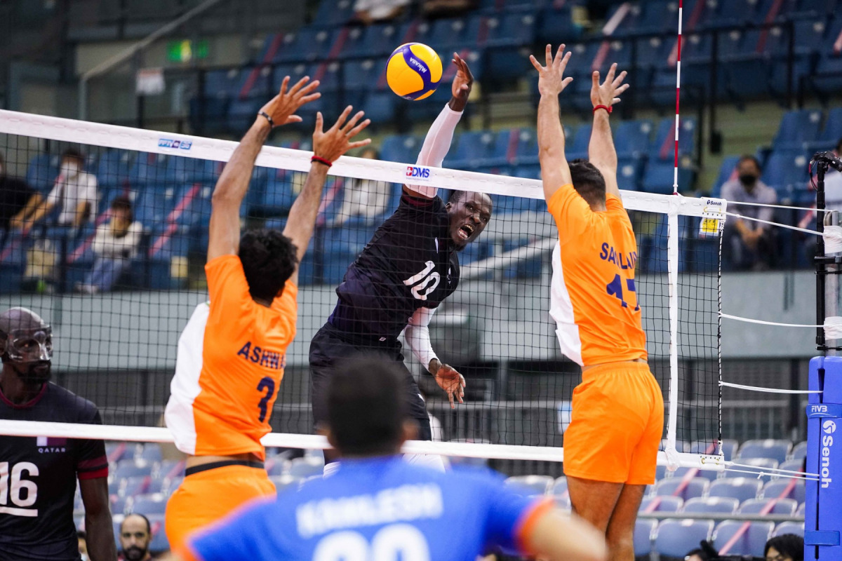 Ndir Sadikh of Qatar shoots to score against India.