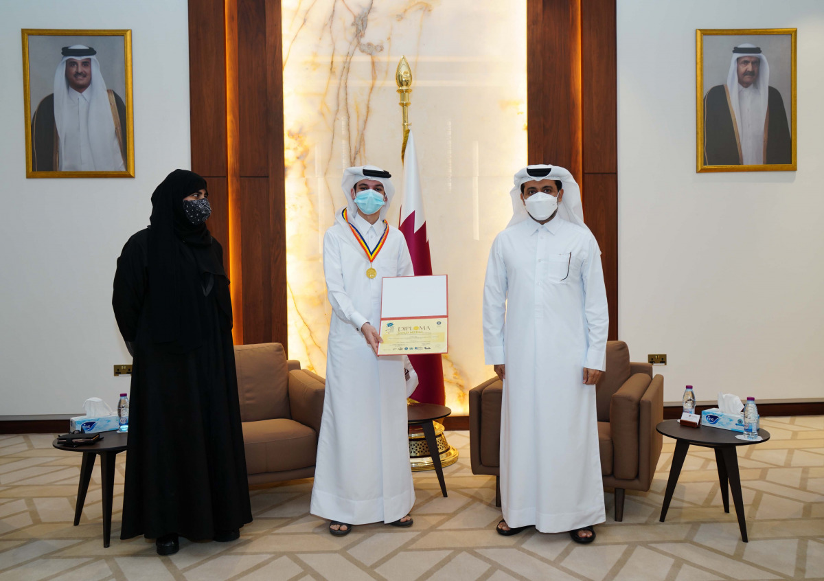 Dr. Hassan Al Derham (right) and Prof. Mariam Al Maadeed (left) presenting the winning students with medals and certificates.