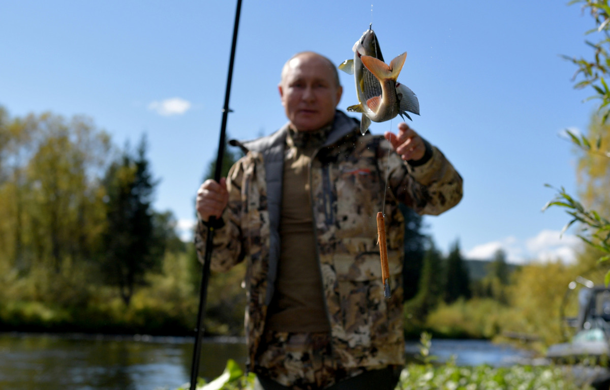 FILE PHOTO: Russian President Vladimir Putin fishes during a short vacation at an unknown location in Siberia, Russia, in this undated photo taken in September 2021 and released September 26, 2021. Sputnik/Alexei Druzhinin/Kremlin via REUTERS 