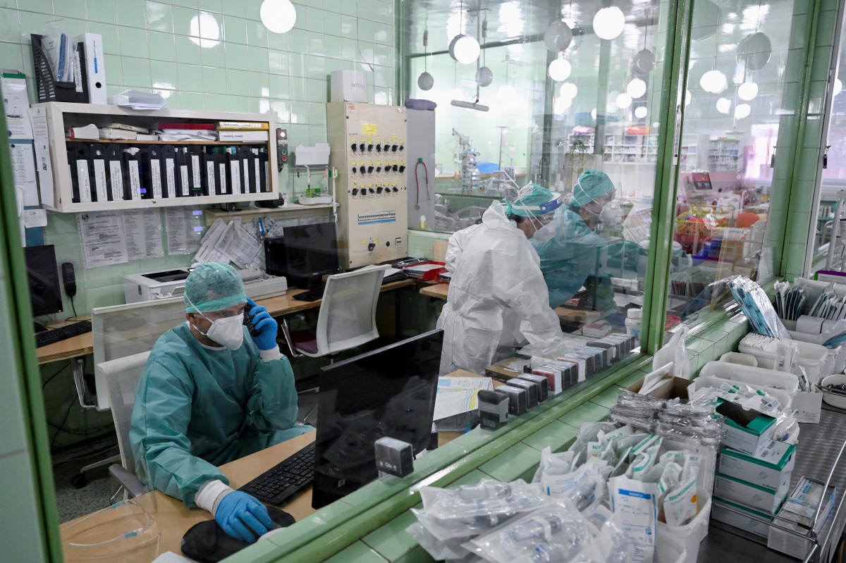 FILE PHOTO: Health workers are seen at work as the Slovak government mandates further restrictions to curb the spread of COVID-19), in Trencin, Slovakia, November 25, 2021. REUTERS/Radovan Stoklasa/File Photo
