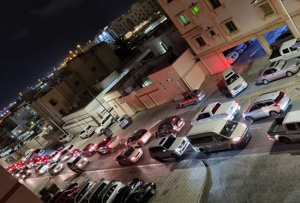 Vehicles in line waiting outside a health center for the drive-through PCR test. Photo: Twitter/@sidbawanyz
