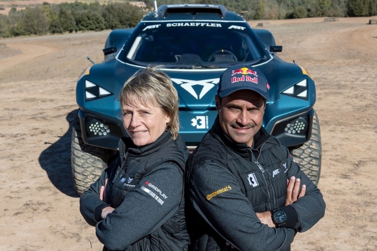 Nasser Saleh Al Attiyah poses with team-mate Jutta Klienschmidt. 