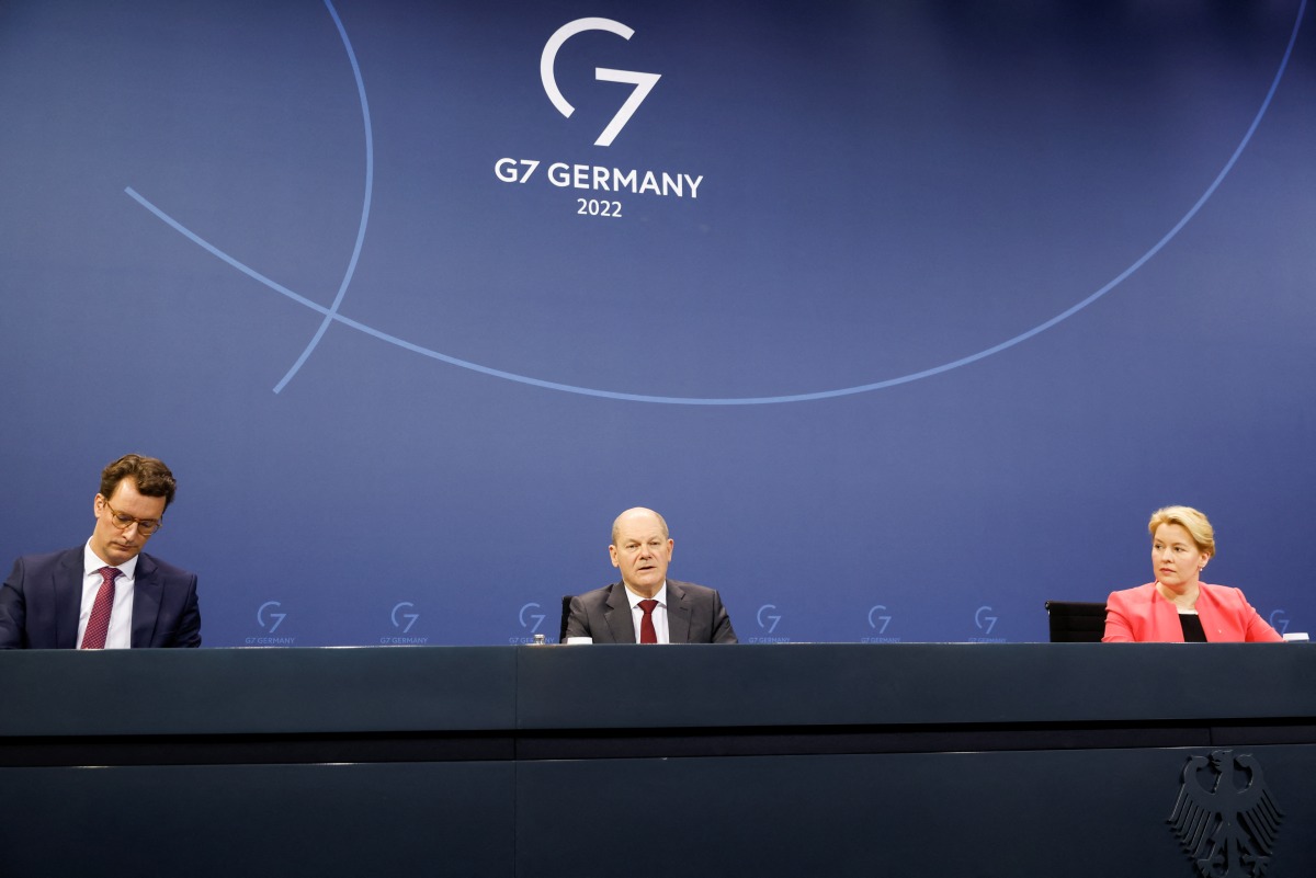 German Chancellor Olaf Scholz, state premier of North Rhine-Westphalia Hendrik Wuest and Berlin Mayor Franziska Giffey address the media during a news conference following a meeting with the 16 state leaders on latest coronavirus disease (COVID-19) measures in Berlin, Germany February 16, 2022. REUTERS/Michele Tantussi/Pool
