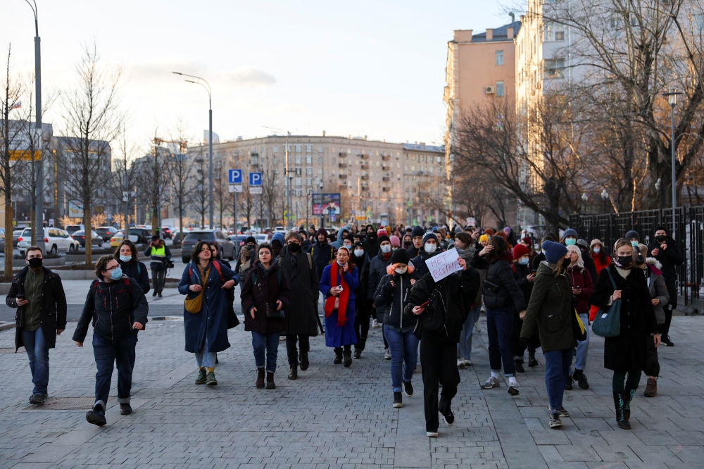 People take part in a protest against Russian invasion of Ukraine, after President Vladimir Putin authorised a massive military operation, in Moscow, Russia February 27, 2022. REUTERS/Evgenia Novozhenina
