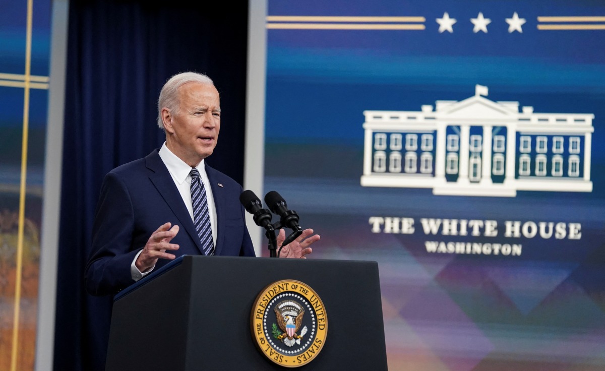 U.S. President Joe Biden announces the release of 1 million barrels of oil per day for the next six months from the U.S. Strategic Petroleum Reserve, as part of administration efforts to lower gasoline prices, during remarks in the Eisenhower Executive Office Building’s South Court Auditorium at the White House in Washington, U.S., March 31, 2022. REUTERS/Kevin Lamarque
