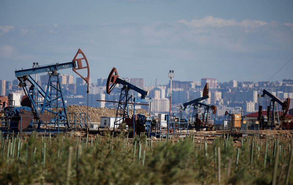 Pump jacks pump oil at an oil field on the shores of the Caspian Sea in Baku, Azerbaijan, October 5, 2017. REUTERS/Grigory Dukor

