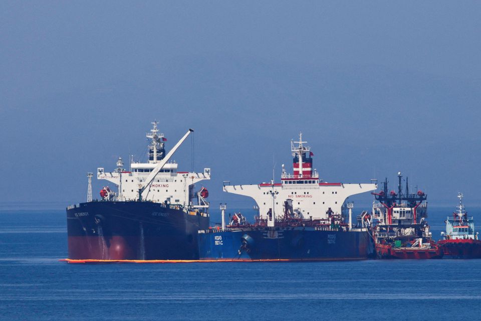 The Liberian-flagged oil tanker Ice Energy transfers crude oil from the Iranian-flagged oil tanker Lana (former Pegas), off the shore of Karystos, on the Island of Evia, Greece, May 26, 2022. REUTERS/Costas Baltas/File Photo

