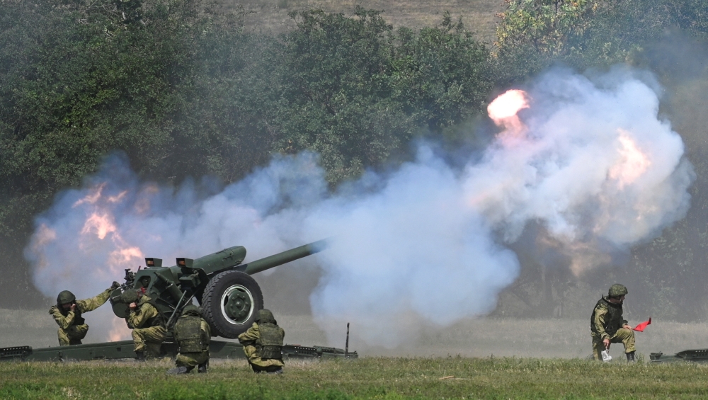 Russian service members fire a cannon at the international military-technical forum Army-2022 in the Rostov region, Russia, August 19, 2022. (REUTERS/Sergey Pivovarov)