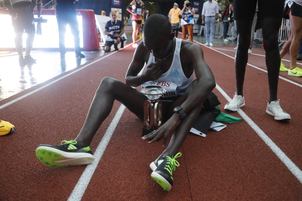 Kenya's Nicholas Kipkorir celebrates with the trophy after winning the men's 5000m final of the Zurich Diamond League in Sechselaeutenplatz Square, Zurich, Switzerland, on September 7, 2022.   REUTERS/Arnd Wiegmann