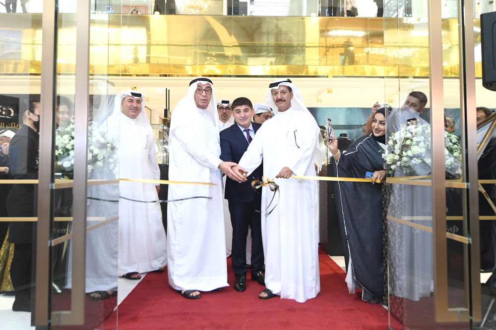 Turkish Ambassador to Qatar H E Dr. Mustafa Goksu, Alfardan Group Chairman Hussain Ibrahim Alfardan, and Commercial Bank Chairman Sheikh Abdullah bin Ali bin Jabor Al Thani officiating the ribbon-cutting ceremony in the presence of key dignitaries, Commercial Bank’s top officials and Board Members yesterday. 