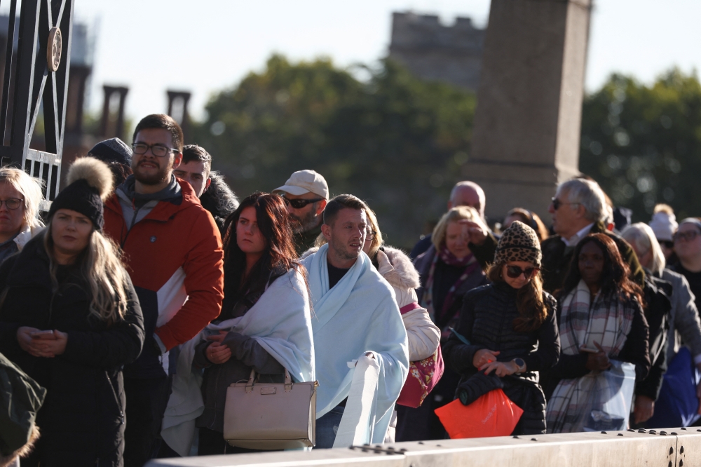 People queue on Lambeth Bridge, to pay their respects to Britain's Queen Elizabeth following her death, in London, Britain, September 17, 2022. Reuters/Tom Nicholson