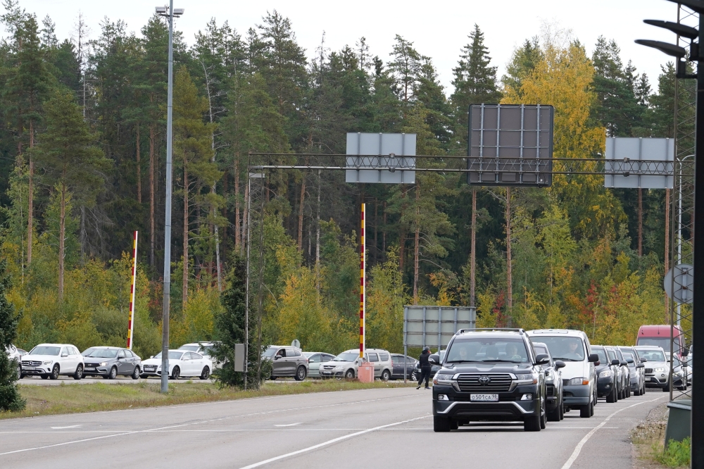 Cars queue to enter Finland from Russia at Finland's most southern crossing point Vaalimaa, around three hour drive from Saint Petersburg, in Vaalimaa, Finland September 23, 2022. REUTERS/Janis Laizans