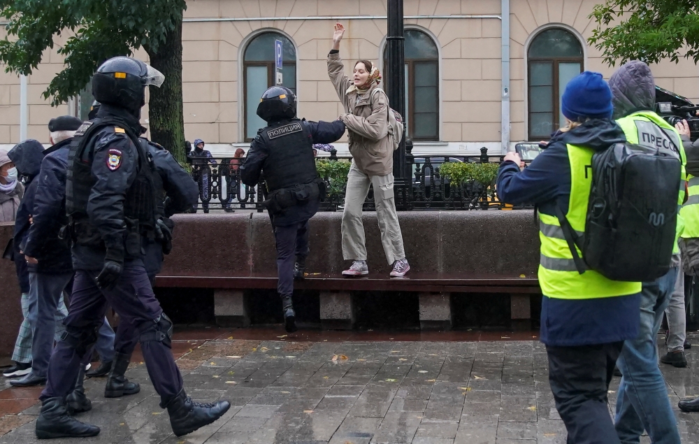 A Russian law enforcement officer detains a person during a rally, after opposition activists called for street protests against the mobilisation of reservists ordered by President Vladimir Putin, in Moscow on September 24, 2022. REUTERS/REUTERS PHOTOGRAPHER