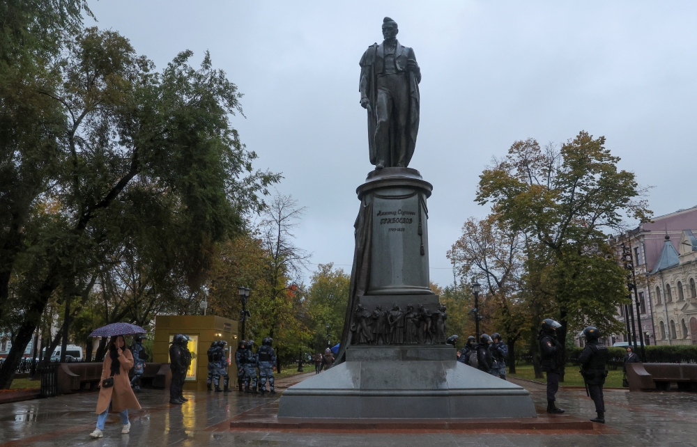 Law enforcement officers stand guard near a monument to Russian diplomat and poet Alexander Griboyedov, after opposition activists called for street protests against the mobilisation of reservists ordered by President Vladimir Putin, in Moscow on September 24, 2022. REUTERS/REUTERS PHOTOGRAPHER