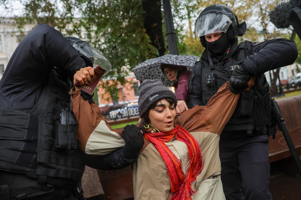 Russian law enforcement officers detain a person during a rally against the mobilisation of reservists ordered by President Vladimir Putin, in Moscow, Russia September 24, 2022. Reuters 